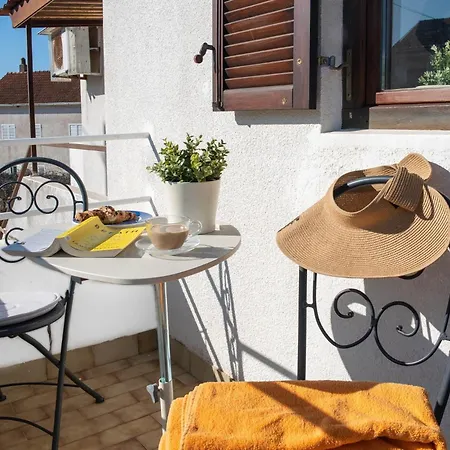 Captivating And Large In Croatia Apartamento Vrboska